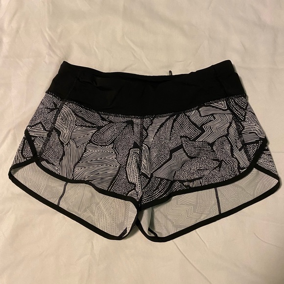 Lululemon Speed Shorts Size 4 - Picture 1 of 4